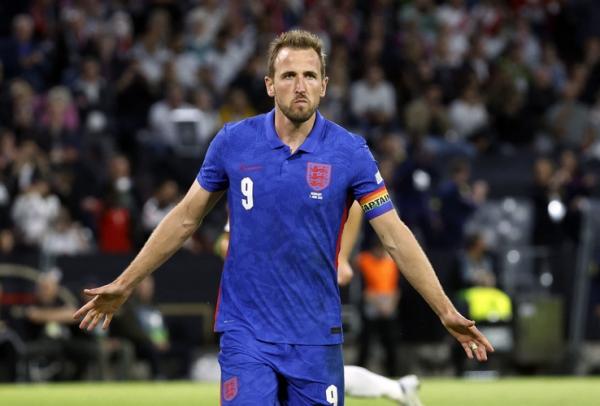 Striker sekaligus kapten Timnas Inggris, Harry Kane merayakan gol ke gawang Jerman dalam laga UEFA Nations League di Allianz Arena, Munchen, Rabu (8/6/2022). (Foto: REUTERS)