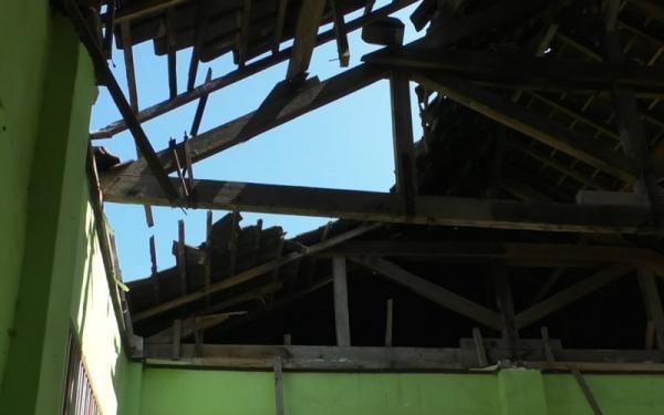 Atap Sekolah Ambruk, Puluhan Siswa Ujian di Teras Sekolah (Foto: iNews/Ramli Nurawang)