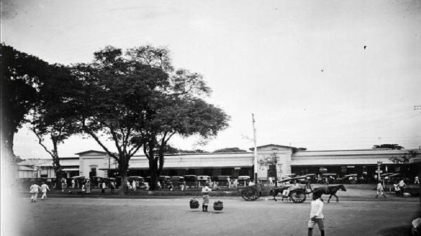 Fakta Stasiun Gambir Kesibukan di Stasiun Gambir sekitar tahun 1921 ( Foto: Tropenmuseum)