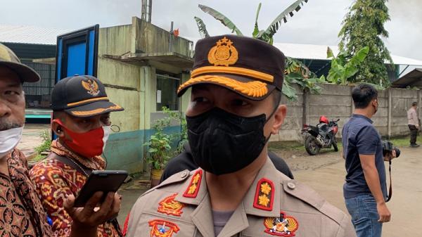 Kapolres Tangerang Selatan AKBP Sarly Sollu masih mendalami penyebab kebakaran pabrik tiner (Foto : Nandha A) 