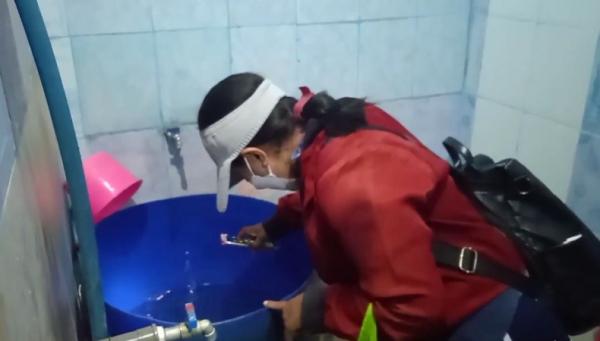 Pemeriksaan jentik nyamuk warga Karangasem diduga terjangkit chikungunya. (Foto: Yunda Ariesta)