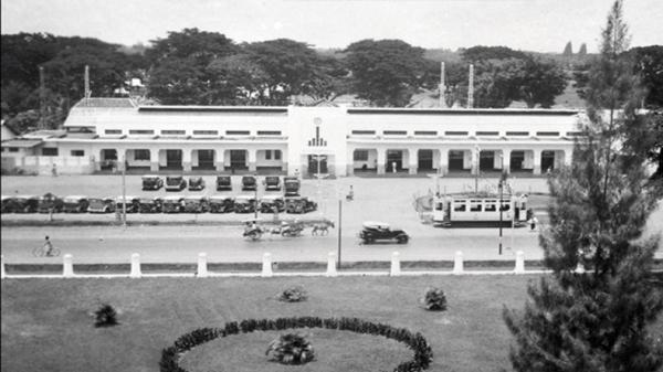 Bangunan Stasiun Gambir setalah direnovasi menjadi gaya art deco, foto tahun 1939. (Sumber: Tropenmuseum)