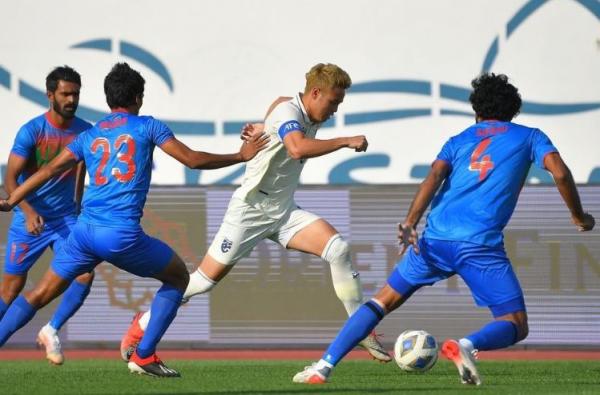 Theerathon Bunmathan vs Maladewa Bintang Timnas Thailand, Theerathon Bunmathan beraksi saat melawan Maladewa pada laga perdana Kualifikasi Piala Asia 2023, Rabu (8/6/2022). (Foto: Instagram/@changsuek)