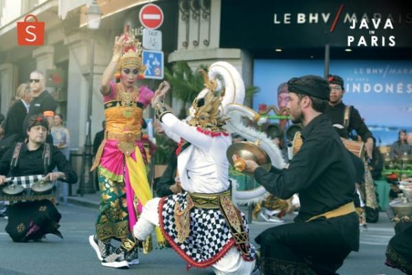 Sejumlah atraksi budaya yang ditampilkan dalam Java in Paris di di Jalan Rue de Rivoli. (Foto: dok Shopee)