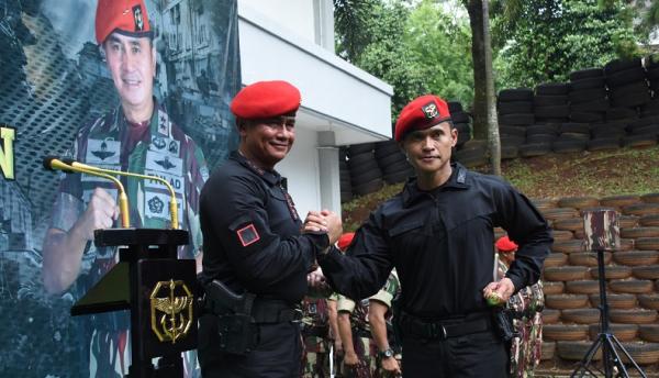 Mayjen TNI Iwan Setiawan (kiri) saat  menerima Brevet Antiteror. (Foto Kopassus).