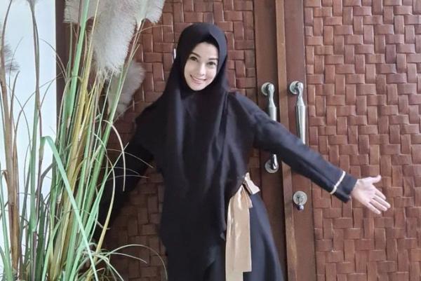 Artis lawas yang memutuskan hijrah di usia muda. (Foto: Instagram)