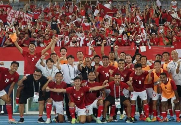 Timnas Indonesia asuhan Shin Tae-yong merayakan kemenangan melawan Kuwait dalam ajang kualifikasi Piala Asia 2023 di Stadion Jaber Al-Ahmad International, Kuwait City, Rabu (8/6/2022). (Foto: Instagram/@shintaeyong7777)