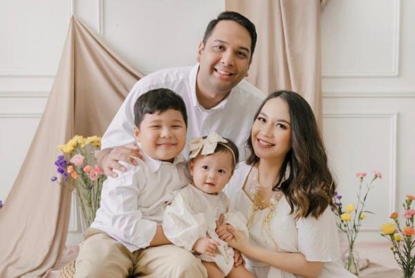 Christy Julia dan keluarga, artis menikah dengan pilot. (Foto: IG)