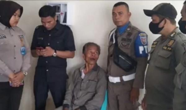 Kakek Cabul Bukittinggi2 Kakek pelaku pencabulan gadis ABG di Pasar Ateh Bukittinggi ditangkap. (Foto: iNews/Wahyu SIkumbang)