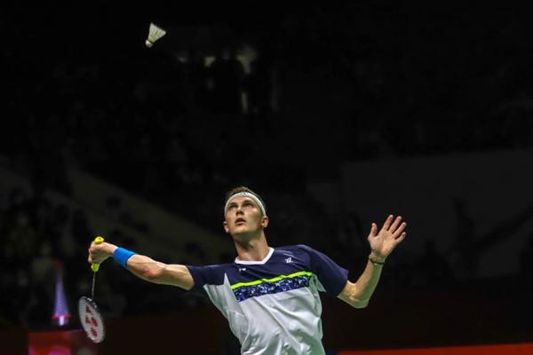 Viktor Axelsen 12 Pebulu tangkis tunggal putra Denmark, Viktor Axelsen memamerkan medali juara Indonesia Open 2022 seusai berlaga, Minggu (19/6/2022). (Foto: MPI/Andhika Khoirul Huda)