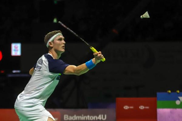 Pebulu tangkis tunggal putra Denmark, Viktor Axelsen memamerkan medali juara Indonesia Open 2022 seusai berlaga, Minggu (19/6/2022). (Foto: MPI/Andhika Khoirul Huda)