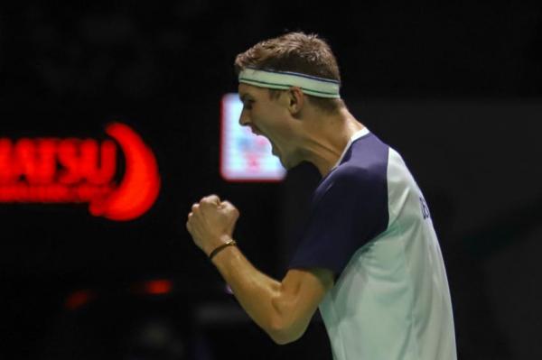 Viktor Axelsen 8 Pebulu tangkis tunggal putra Denmark, Viktor Axelsen memamerkan medali juara Indonesia Open 2022 seusai berlaga, Minggu (19/6/2022). (Foto: MPI/Andhika Khoirul Huda)