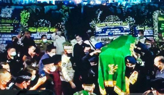 Jenazah Emmeril Kahn Mumtadz (Eril) putra sulung Gubernur Jabar Ridwan Kamil tiba di Gedung Pakuan, Bandung diiringi lantunan selawat, Minggu (12/6/2022). (Foto: Antara)