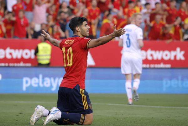 Pemain Spanyol, Marco Asensio tampak tak senang dengan keputusan wasit pada laga kontra Republik Ceko. (Foto: REUTERS)