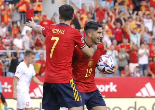Pemain Timnas Spanyol, Carlos Soler merayakan gol ke gawang Republik Ceko bersama Alvaro Morata dalam laga Grup A2 UEFA Nations League 2022/2023 di Stadion La Rosaleda, Malaga, Senin (13/6/2022). (Foto: REUTERS)