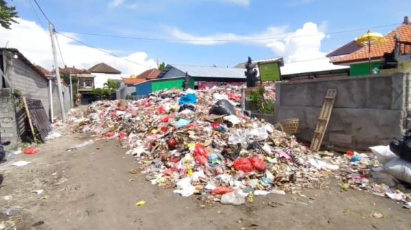 Duh, Sampah Di Denpasar Meluber Hingga Nyaris Tutupi Jalanan