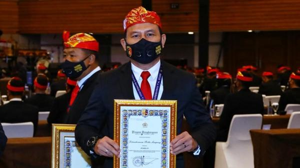 Dirreskrimum Polda Lampung, Kombes Pol Reynold Hutagalung menerima penghargaan dari Kapolri Jenderal Listyo Sigit Prabowo (Humas Polda Lampung)