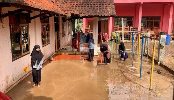 Imbas Banjir, Sisa Lumpur Menggunung di Ponpes Al-Jihad KBB, Santri Diliburkan