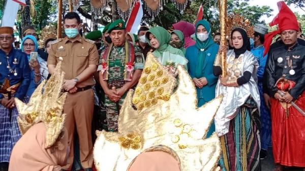 Pangdam Hasanuddin Mayjen TNI Andi Pangdam Hasanuddin Mayjen TNI Andi Muhammad disambut adat Bugis Makassar saat kunjungan kerja ke Kabupaten Pangkep, Sulawesi Selatan. (Foto: INews/ Udin Syahruddin)