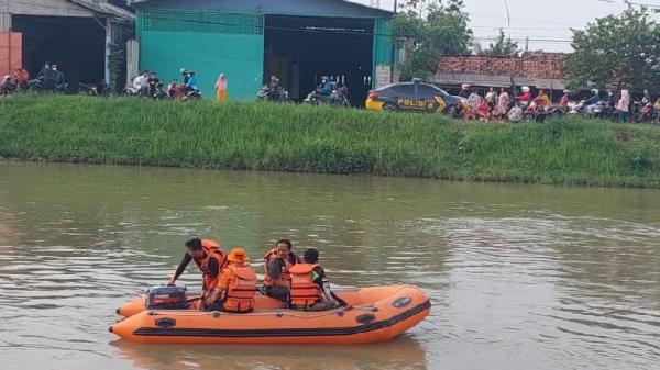 Warga Karawang Terseret Arus saat Mandi di Sungai BTB 14, Tim SAR Gelar Operasi Pencarian