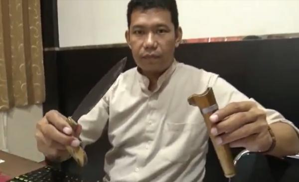 Badik yang digunakan pelaku menikam korban. (Foto: iNews/Wahyu Ruslan)