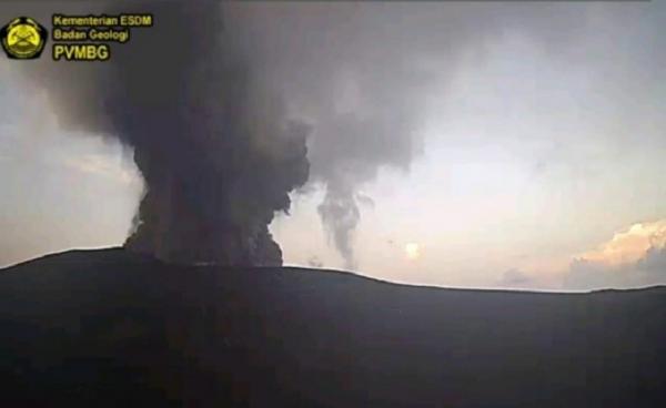 Tertutup Kabut, Gunung Anak Krakatau Keluarkan Letusan Setinggi 157 Mdpl