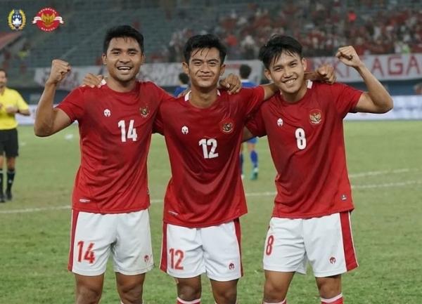 Pemain Timnas Indonesia, Asnawi Mangkualam, Pratama Arhan, dan Witan Sulaeman merayakan gol ke gawang Nepal pada laga terakhir Grup A kualifikasi Piala Asia 2023 di Stadion Jaber Al-Ahmad, Kuwait pada Rabu (15/6/2022). (Foto: Instagram/@pssi)