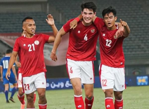 Bek Timnas Indonesia, Elkan Baggott (tengah) merayakan gol ke gawang Nepal bersama Irfan Jaya (kiri) dan Pratama Arhan pada laga terakhir Grup A kualifikasi Piala Asia 2023 di Stadion Jaber Al-Ahmad, Kuwait, Rabu (15/6/2022). (Foto: Instagram/@pssi)