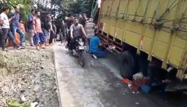 Truk tak kuat menanjak di Lebak, Banten dievakuasi. (Foto: iNews/Iskandar Nasution).
