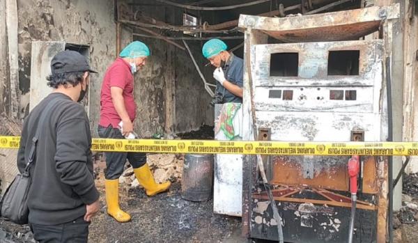 kebakaran sidoarjo Petugas melakukan olah TKP di lokasi kebakaran. (Pramono Putra).