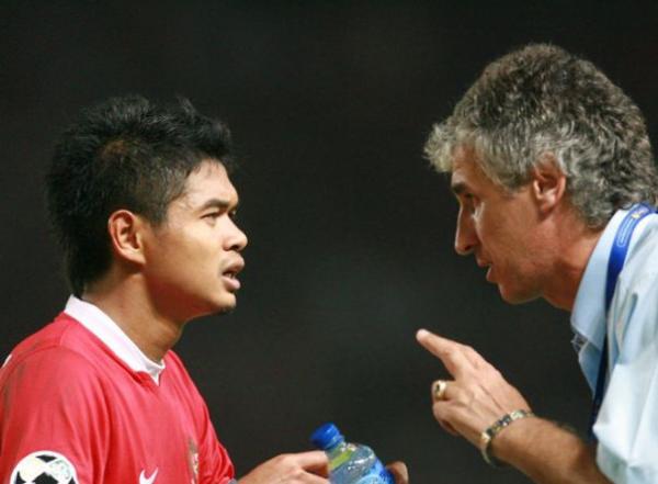 Timnas Indonesia Bambang Pamungkas dan Ivan Kolev Striker Timnas Indonesia untuk Piala Asia 2007, Bambang Pamungkas berinteraksi dengan pelatihnya, Ivan Kolev di tengah laga. (Foto: Instagram/@afcasiancup)