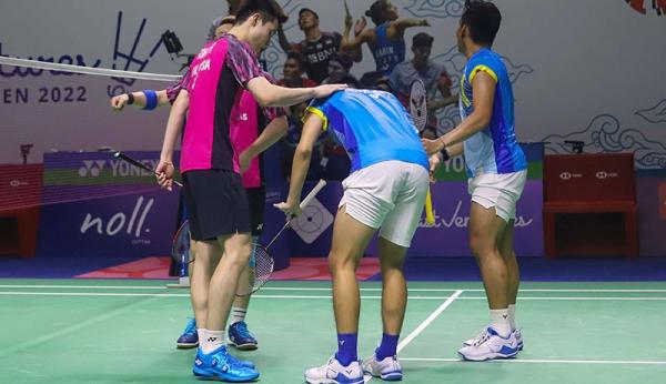 Yeremia Erich Yoche Yacob Rambitan, mengalami cedera mengerikan dalam babak perempat final Indonesia Open 2022. PBSI mengungkapkan kondisi Yeremia (foto: MPI/Faisal Rahman).
