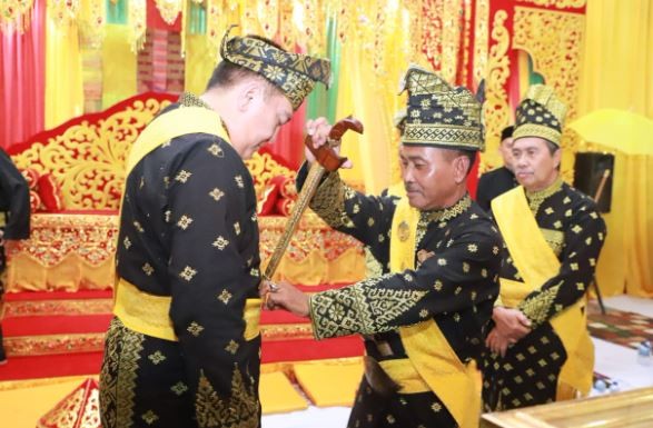 Kapolda Riau Irjen Pol Moh Iqbal dapat gelar kehormatan dan keris dari LAMR Kota Dumai.