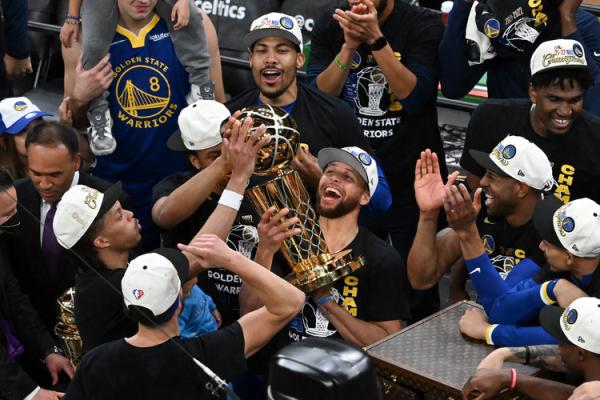 Golden State Warriors juara NBA 2021 2022 Guard Golden State Warriors, Stephen Curry (30) mengangkat trofi juara seusai mengalahkan Boston Celtics dalam laga final NBA 2022 di TD Garden, Boston, Jumat (17/6/2022). (Foto: USA TODAY Sports/REUTERS)