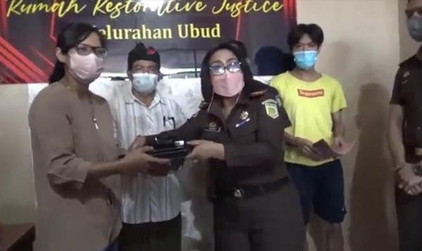 Pengembalian laptop korban. (Foto: iNews/Ketut Catur)