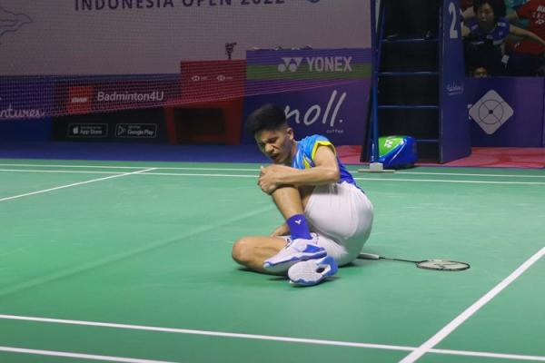Yeremia cedera Yeremia Erich Yoche Yacob Rambitan, mengalami cedera mengerikan dalam babak perempat final Indonesia Open 2022. PBSI mengungkapkan kondisi Yeremia (foto: MPI/Faisal Rahman).
