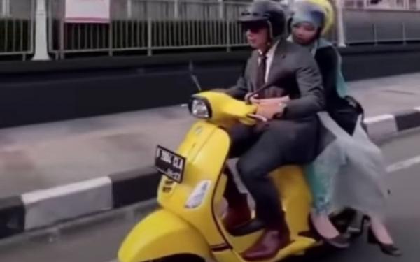 RIDWAN KAMIL ZARA1 Gubernur Jabar Ridwan Kamil memboncang putrinya Camillia Laetitia Azzahra. (FOTO: ISTIMEWA/Instagram @ridwankamil)