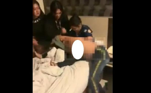 wanita dilucuti makassar Tangkapan layar video perempuan dipukuli dan dilucuti bajunya viral di media sosial. (Foto: iNews/M Nur Bone)