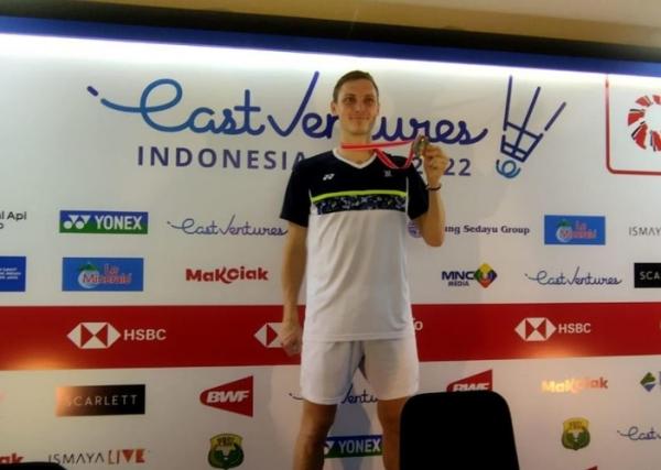 Pebulu tangkis Denmark, Viktor Axelsen Pebulu tangkis tunggal putra Denmark, Viktor Axelsen memamerkan medali juara Indonesia Open 2022 seusai berlaga, Minggu (19/6/2022). (Foto: MPI/Andhika Khoirul Huda)