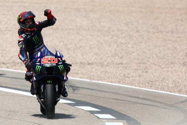 Pembalap Monster Energy Yamaha, Fabio Quartararo Pembalap Monster Energy Yamaha, Fabio Quartararo merayakan juara MotoGP Jerman 2022 di Sirkuit Sachsensring, Hohenstein-Ernstthal, Minggu (19/6/2022). (Foto: REUTERS)