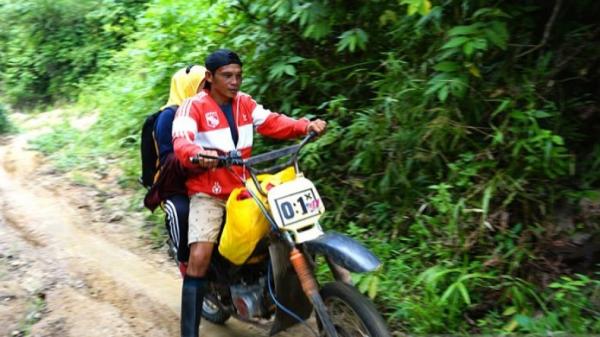 Jalan Tanah Berlumpur, Ojek Motor Jadi Kendaraan Utama Menuju Dusun Tumba Gorontalo