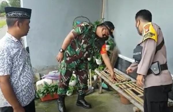 Petugas mengolah TKP kasus remaja tertembak senapan angin oleh temannya di Moyudan, Sleman. (Foto: iNews TV/Gunanto Farhan)