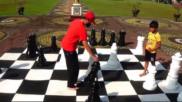 Unik, Turnamen Catur Raksasa di Alun-Alun Banjarnegara