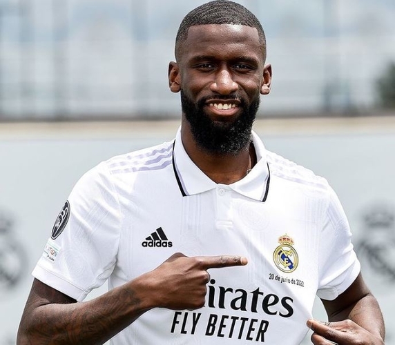 Antonio Rudiger memamerkan jersey Real Madrid Antonio Rudiger memamerkan jersey Real Madrid yang dipakainya untuk musim depan. (Foto: Instagram/@toniruediger)