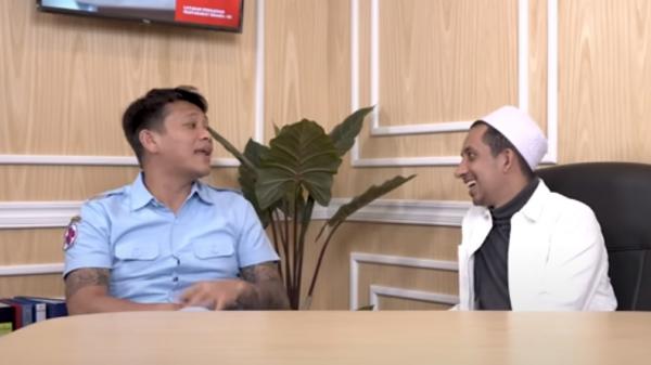 Biodata Boris Bokir bersama Habib Jakfar. (Foto: Youtube Jeda Nulis)