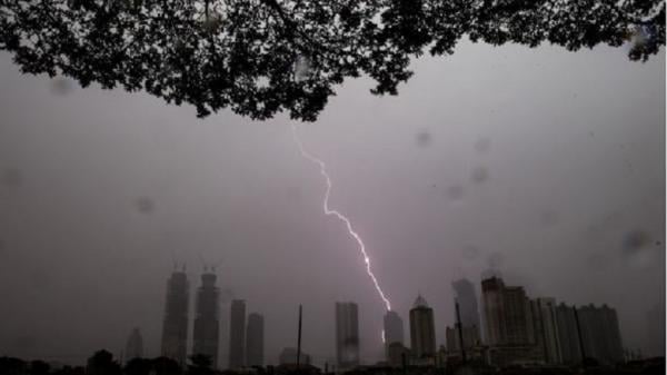 Fenomena alam petir. (ANTARA FOTO/FAUZAN)