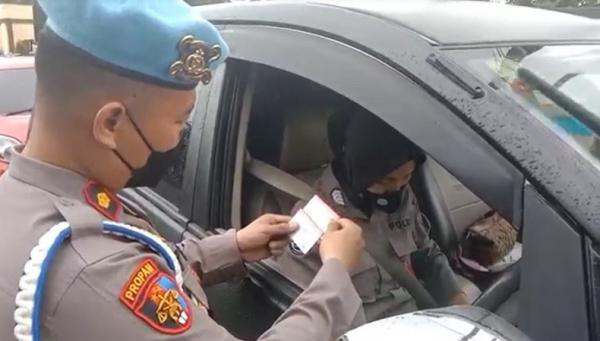 Razia Polda Babel2 Razia kelengkapan berkendara Polda Babel, Selasa (21/6/2022). (Foto: iNews/Haryanto)