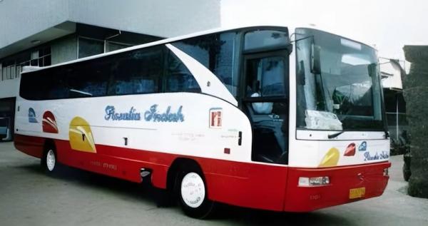 Petugas memadamkan api yang menghanguskan bus Rosalia Indah di di ruas tol Pejagan Pemalang tepatnya di Km 272+100A. (Ist)