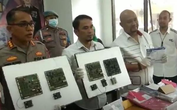 Tim Ditreskrimsus Polda Banten menunjukkan alat untuk mengurangi takaran BBM di salah satu SPBU Kabupaten Serang. (Foto: iNews TV/Mahesa Apriandi)