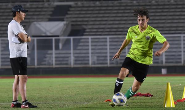 Jim Croque berlatih bersama Timnas Indonesia U-19. (Foto: ANTARA FOTO/Hafidz Mubarak A)